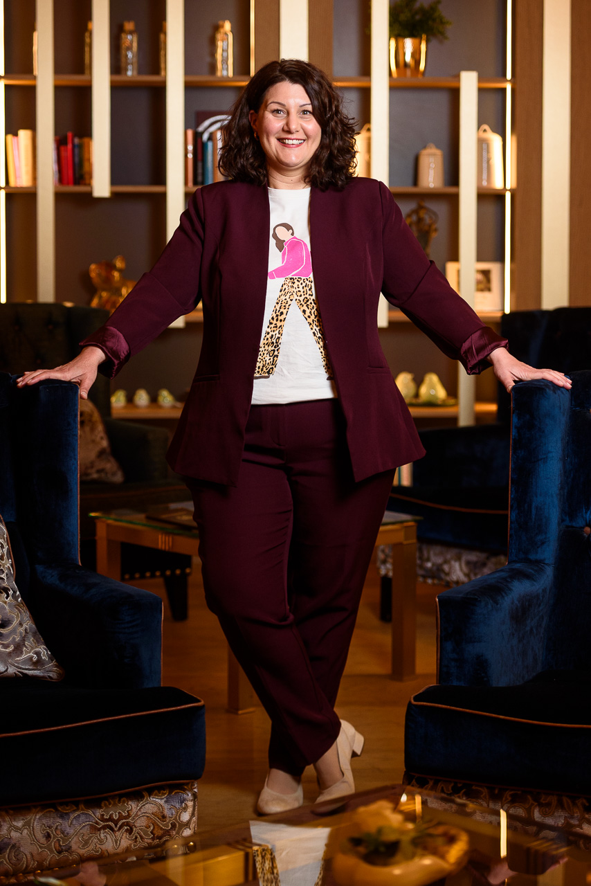 Claudia Erlenbusch in auberginefarbenem Anzug