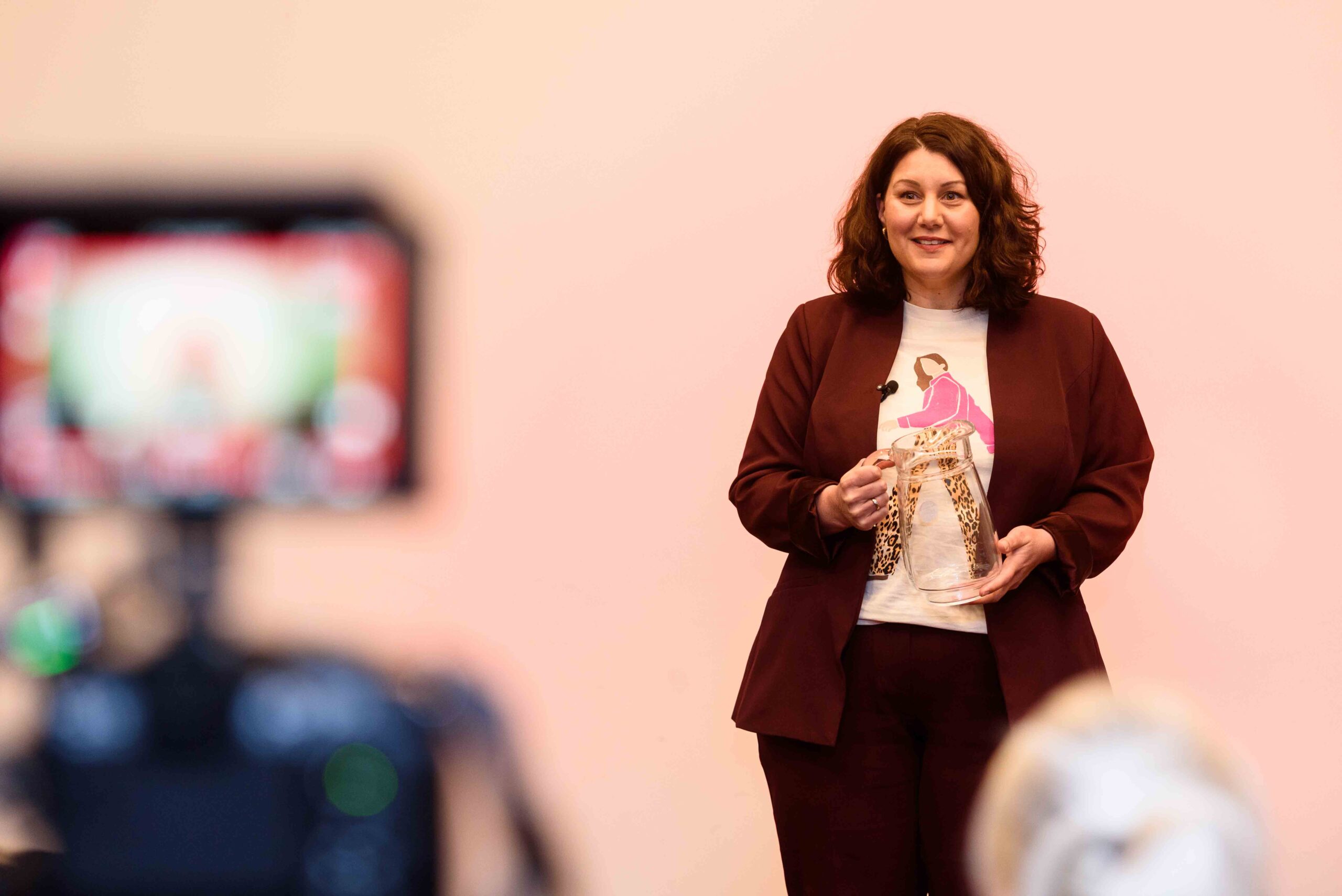 Claudia beim Sprechen vor Publikum