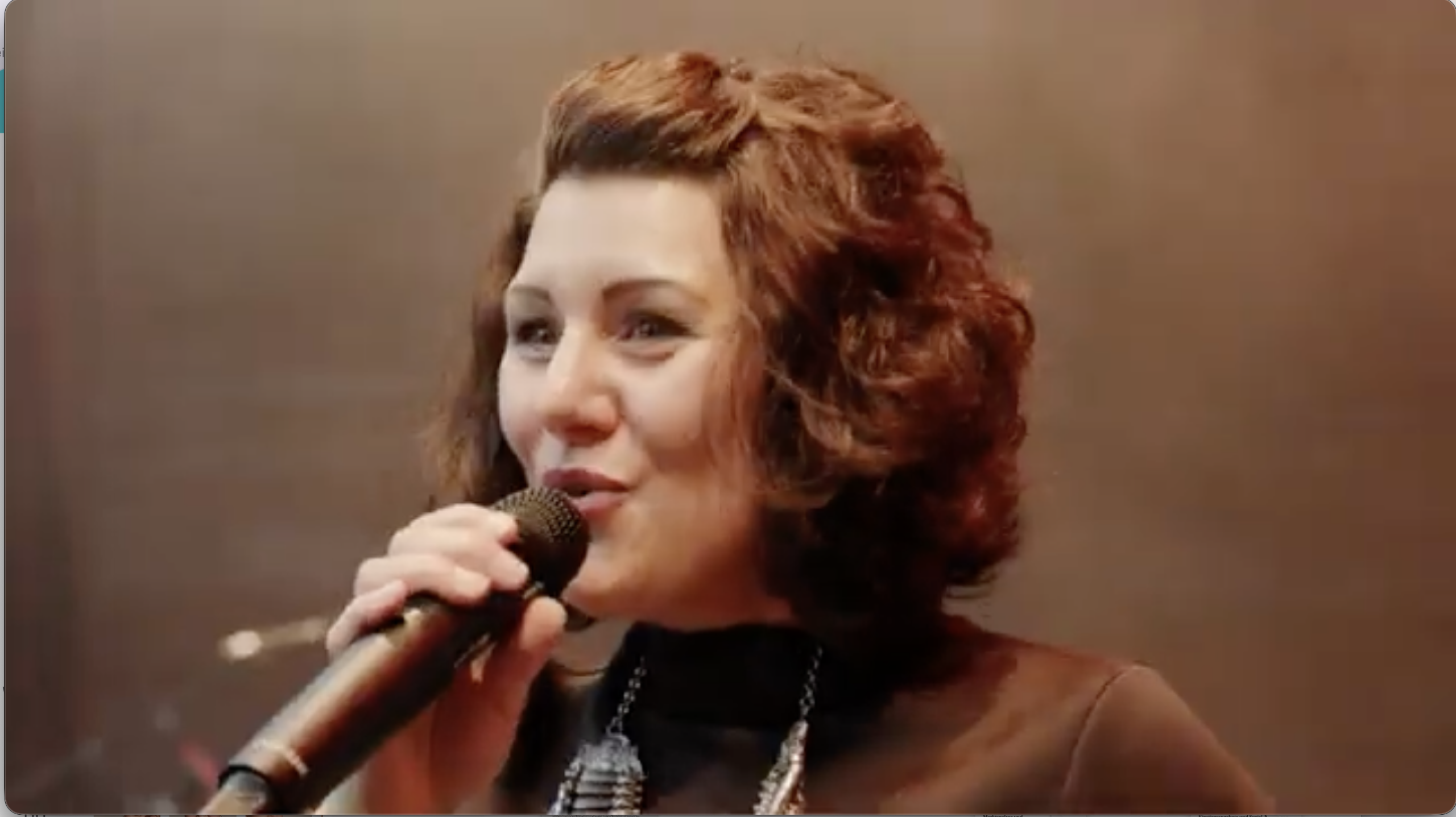 Claudia singt mit Mikrofon