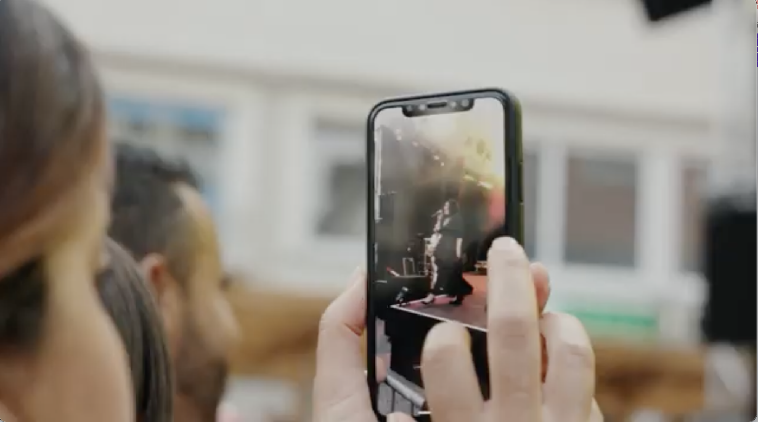 Ein Publikumsgast filmt einen Bühnenmoment