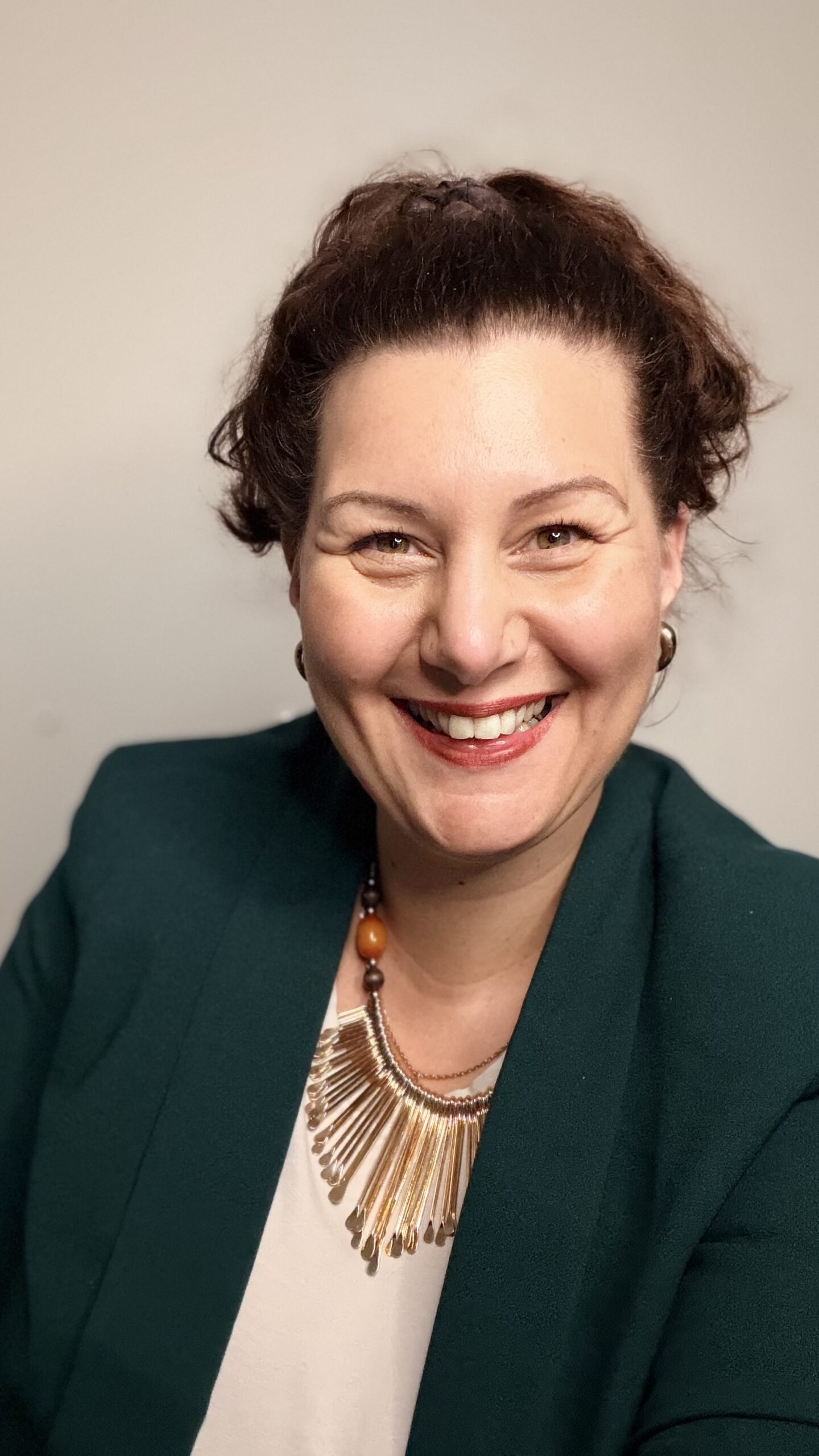 Claudia lächelt in die Kamera